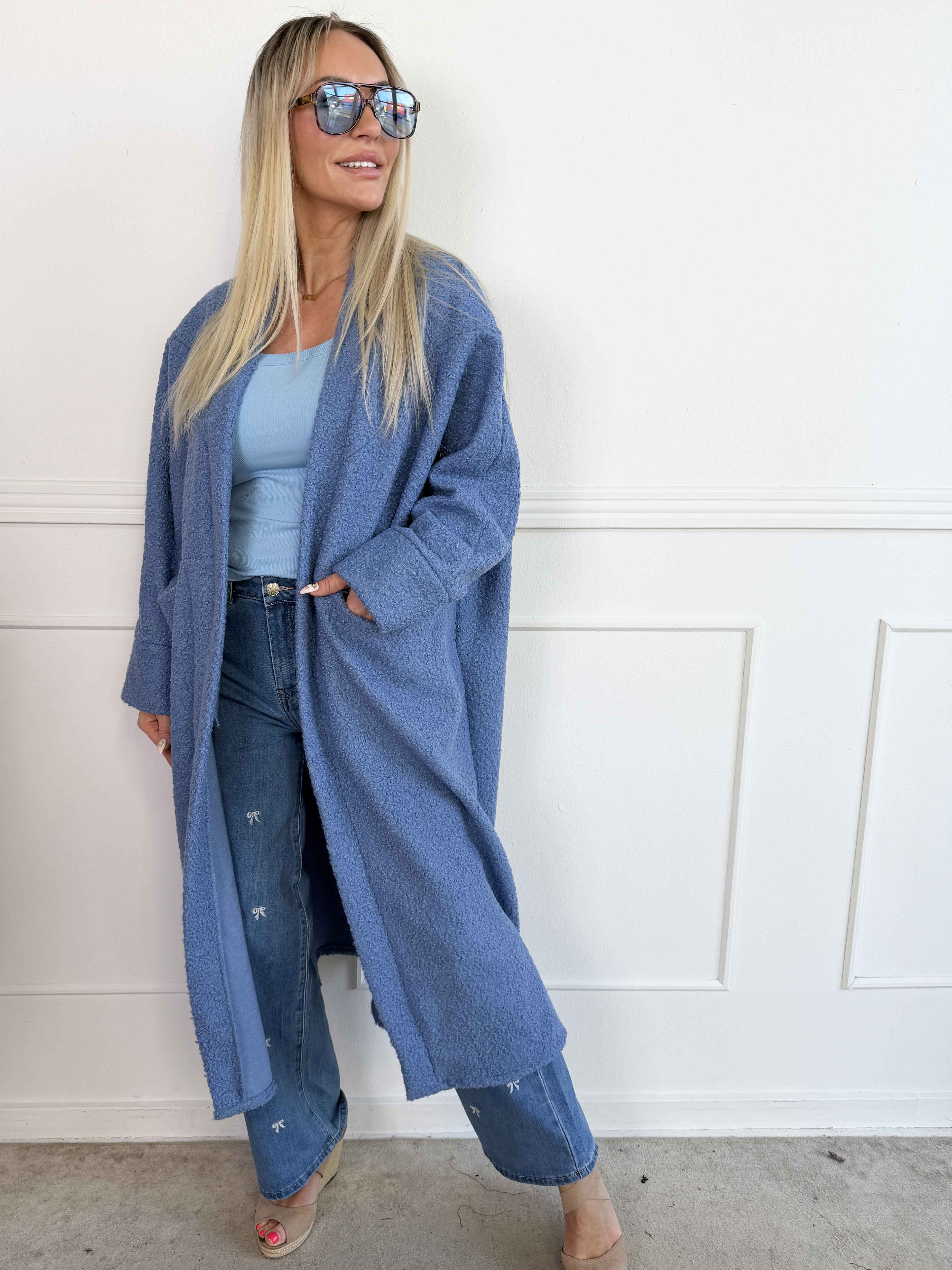 Annah Teddy - Oversized frakke i blødt teddy-stof med tydelige syninger og store lommer